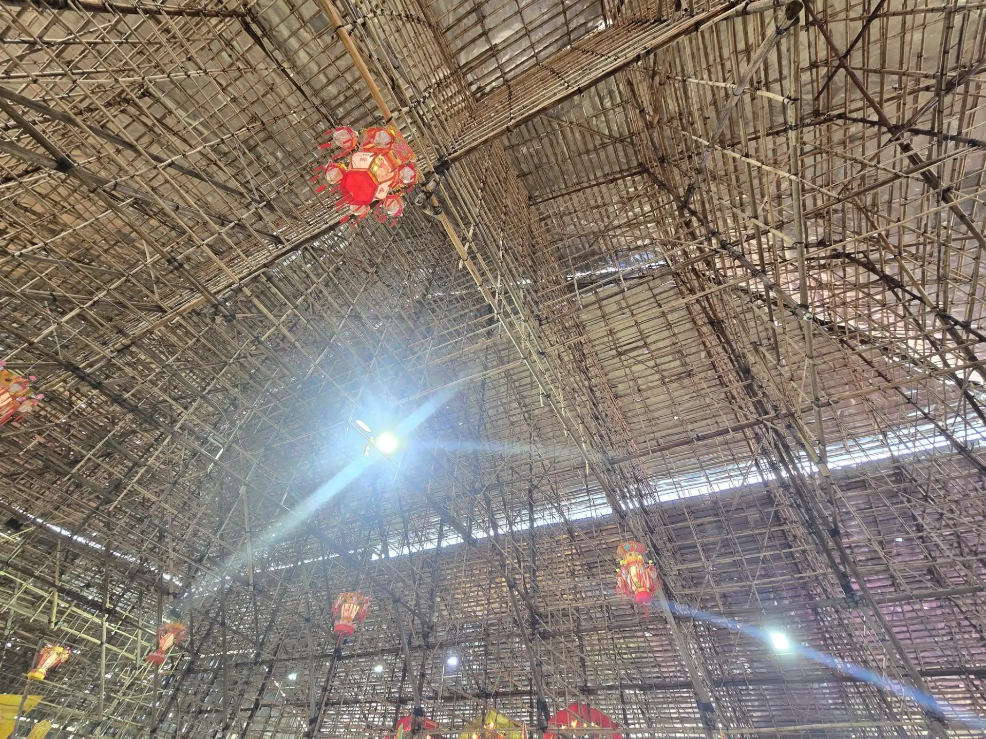 今年迎來第 34 屆，不僅備受鄉民重視，更憑藉一座巨型竹棚轟動全城，獲得《健力士世界紀錄》認證為「全球最大臨時竹構祭壇」。(圖：網絡截圖)