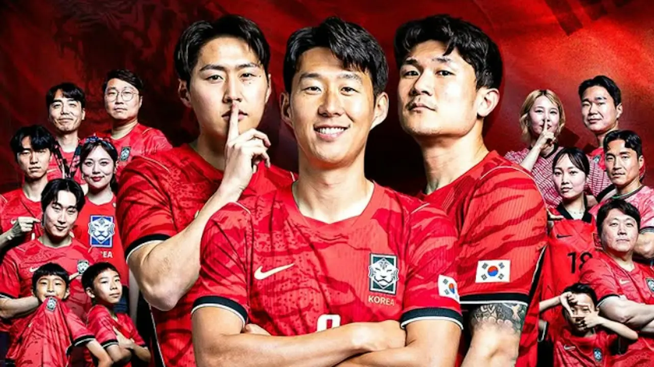2026世界盃（World Cup 2026）韓國隊坐鎮A組出戰，其經典紅色主場戰衣由來已久。這一配色源自1948年韓國足協決定，數十年來見證球隊輝煌，更催生經典「紅魔鬼」球迷稱號。（來源：thekfa@IG）
