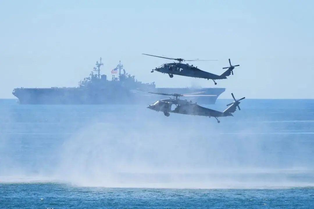 資料圖：美國「拳師」號兩棲攻擊艦和艦載直升機。新華社 / 美聯