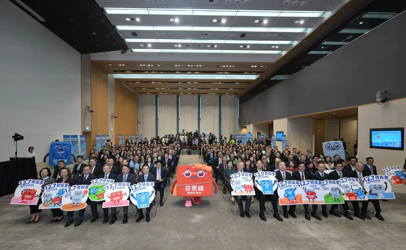 香港特區政府對公務員投票採取的「積極鼓勵、便利為先、絕不強制」原則，尤為引人注目。