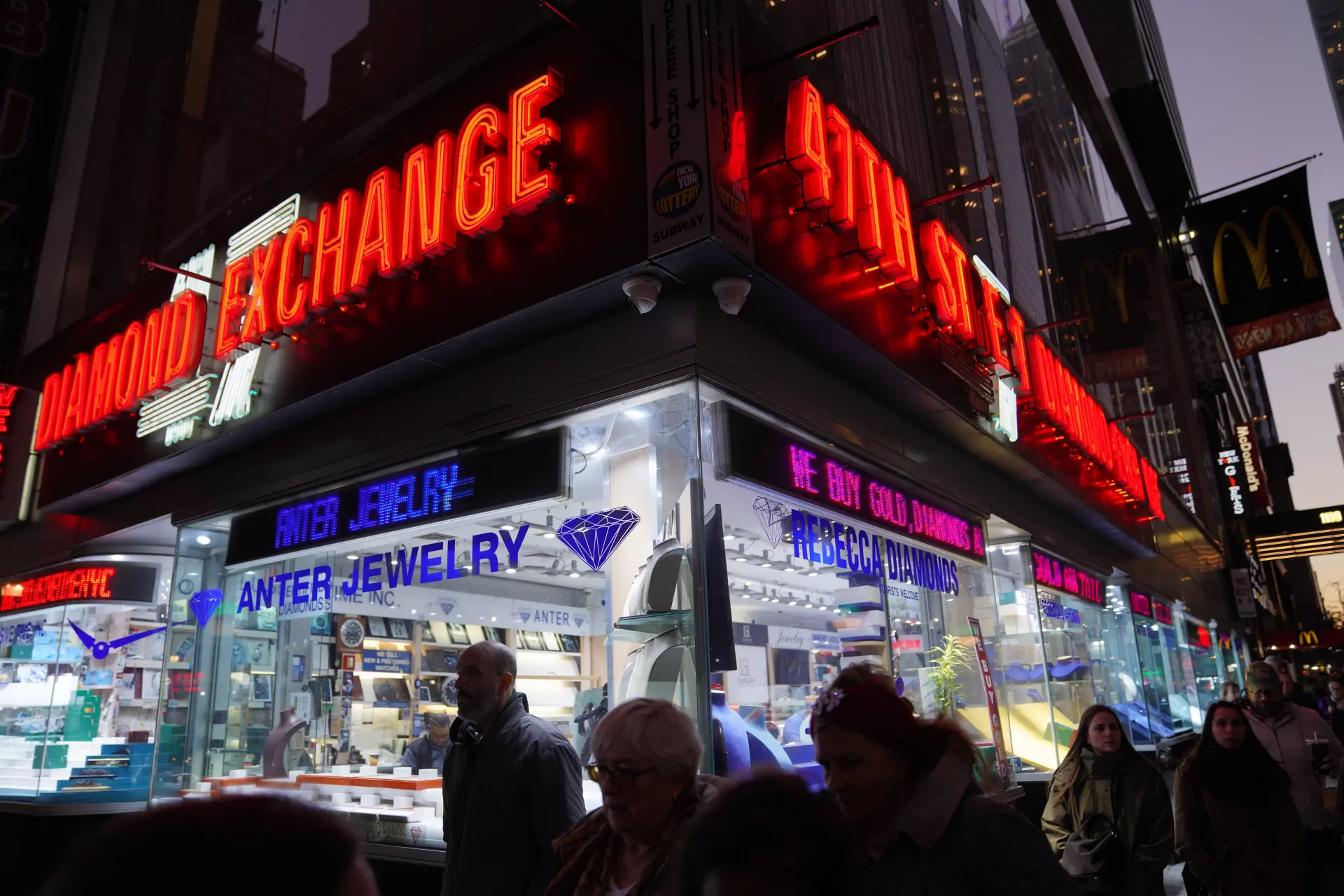 當記者直接問及「是否同意美國人正在支付關稅」時，他並未全盤認可，而是表示「不，我不同意。我認為他們也許付了一點。但從整體影響來看，美國人獲益匪淺」。(圖：新華社)