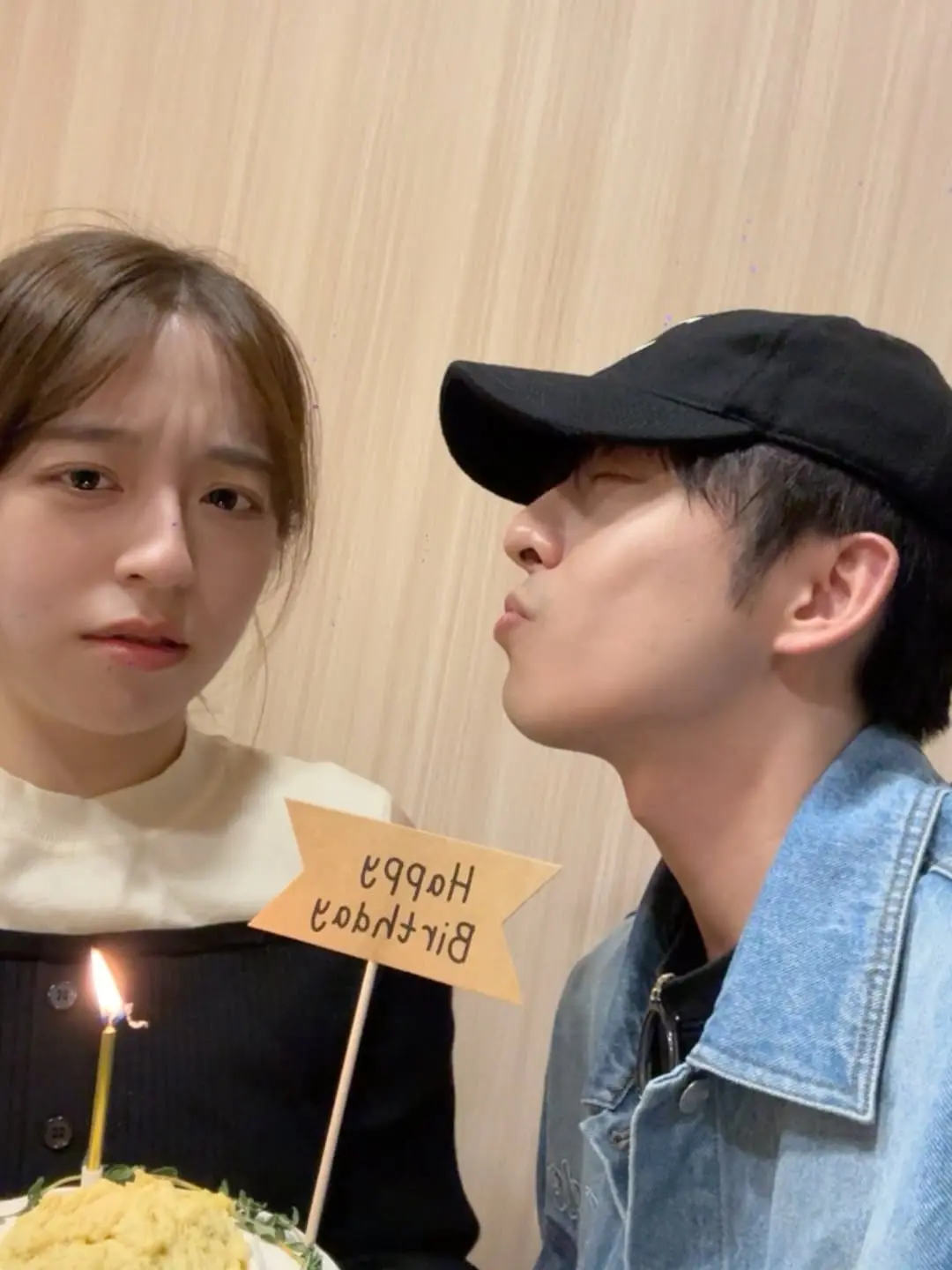 向來有「妹控」之稱的 Edan,日前亦在社交平台分享為妹妹呂蕙如(小如豬)慶生的照片,片中他主動送上生日吻,被妹妹皺眉「嫌棄」的畫面十分搞笑。(圖片:edanlui@IG)