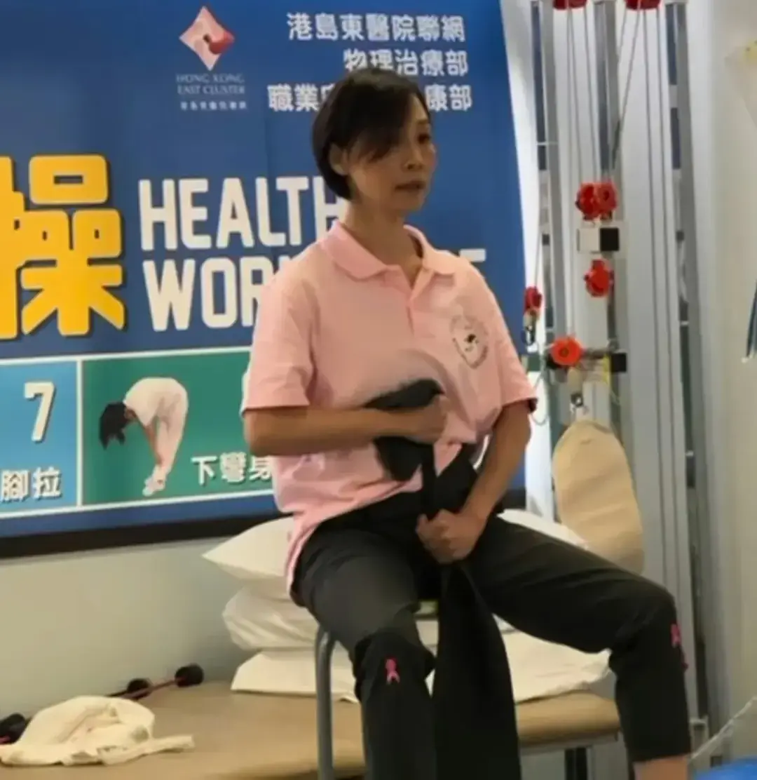 相片顯示,彭羚脫掉鞋子,在台上運用長條布做出簡單拉筋動作,又將腿慢慢拉開。她以英文留言:「我和同學很高興能夠分享 GYROKINESIS 如何幫助恢復活動能力、力量、平衡和獨立性。 (圖:casslamb@IG)