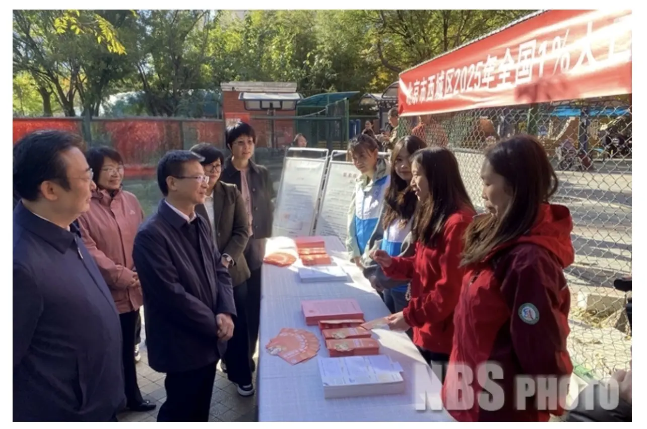 　2025年11月1日，國家統計局黨組書記、局長康義在北京調研2025年全國1%人口抽樣調查登記工作。