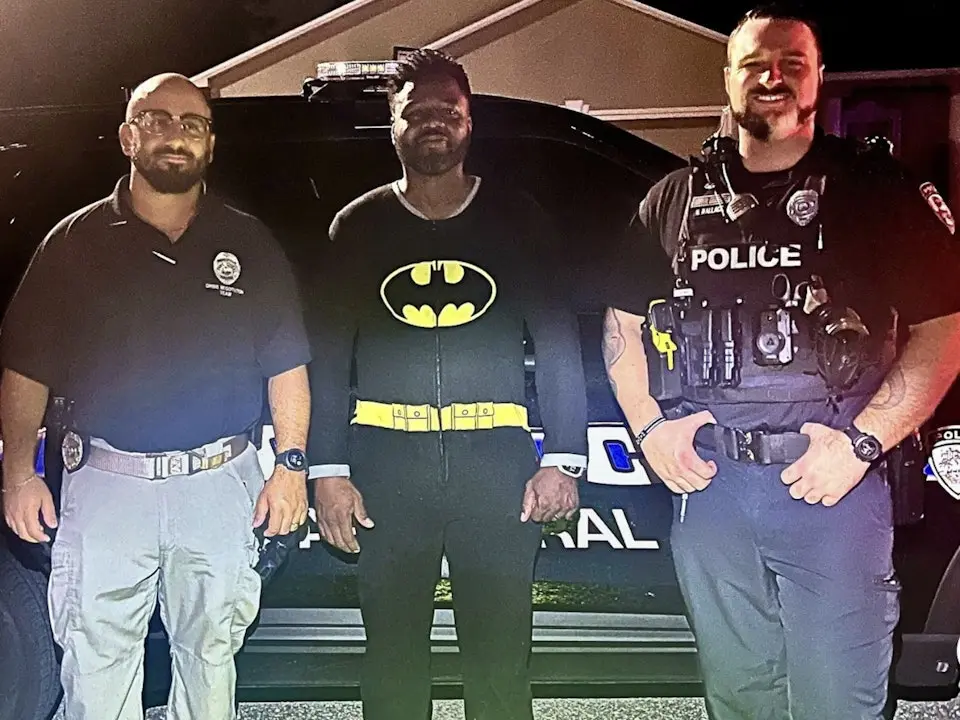 「蝙蝠俠」Kyle Myvett與當地警員合照。（來源：Cape Coral Police Department）
