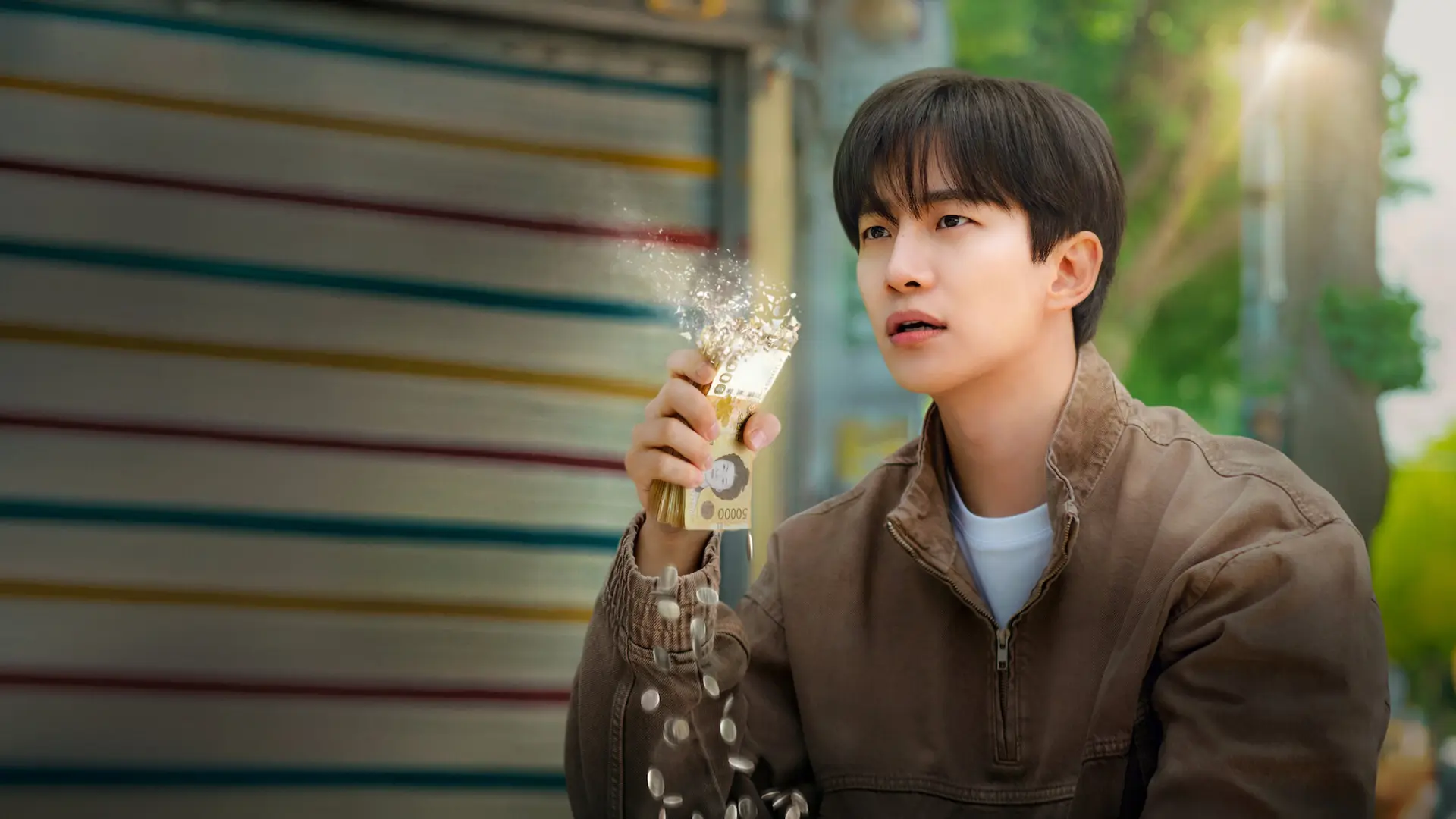 讓粉絲期待的是，他主演的Netflix新劇《現金英雄》已正式定檔12月26日。該劇改編自同名熱門網漫，是一部主打「我的錢、我的力道」的爆笑奇幻英雄劇，講述一名看似普通的公務員「常雄」，意外發現手上握著多少錢，就能獲得相對等級的超能力。(圖：《現金英雄》劇照)