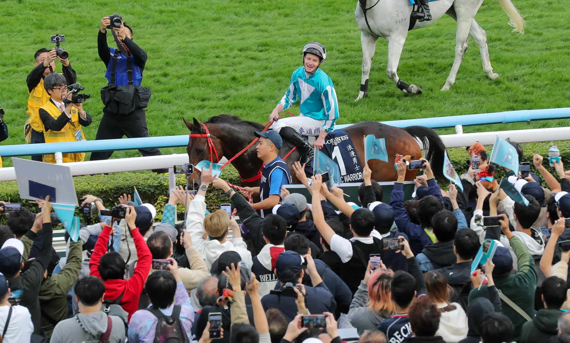 據悉，「浪漫勇士」現年將屆 8 歲，今仗奪冠後，已累積在四個不同國家及地區合共十一度勝出一級賽的佳績，其總獎金更衝破二億四千萬港元，成績冠絕全球。(圖：香港賽馬會)