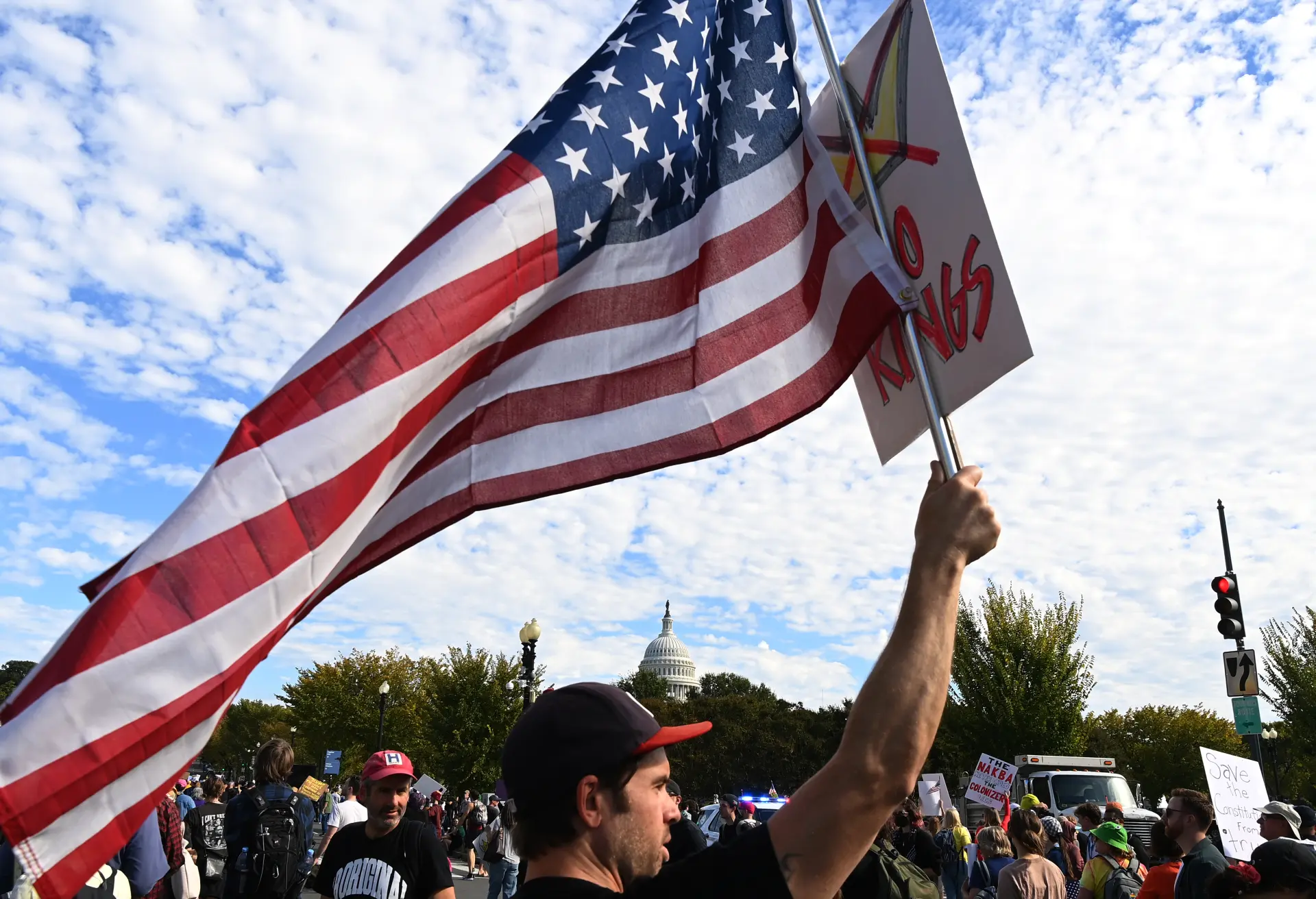 美國的內耗，從來不只是政治層面的爭鬥，更滲透到了社會的每一個角落，影響著每一個普通人的日子。而財富分配失衡和人口結構變遷，也是另一個問題的核心根源，牽一髮而動全身。(圖：新華社)