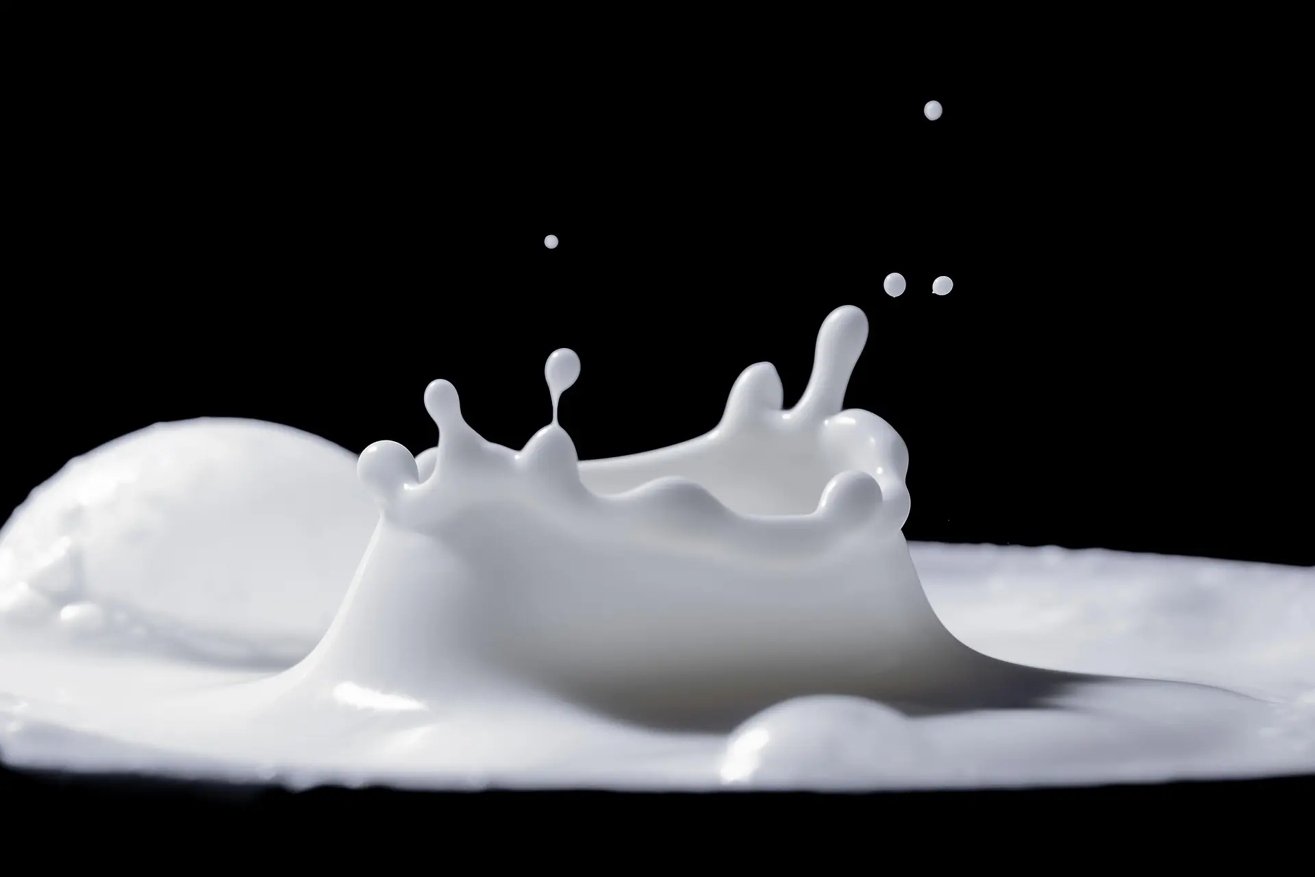復原乳的製作，就是將奶粉按照比例加入適量水分，還原成與鮮牛奶固體物、水分比例相近的乳液，說白了，就是「奶粉變回牛奶」的過程，沒有複雜的化學添加，本質還是牛奶的延伸。 （示意圖來源：pixabay）