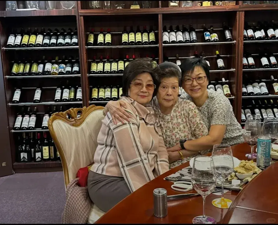 從曝光的照片可見，小鳳姐依舊風采不減。她梳着標誌性的高髮型，佩戴茶色眼鏡，臉上始終掛着燦爛笑容，表情生動豐富，完全展露了不拘小節的真性情。(圖：小紅書)