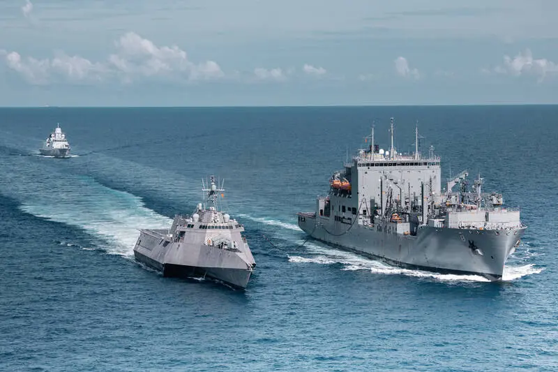荷蘭皇家海軍軍艦「特羅普號」（F803）(左，最小軍艦)，2024年曾經與美軍第七艦隊旗下的路易斯．克拉克級補給艦「施艾拉號」（T-AKE 8）、獨立級濱海戰鬥艦「莫比爾號」（LCS 26）實施海上運補演訓。（美國海軍第七艦隊網站）