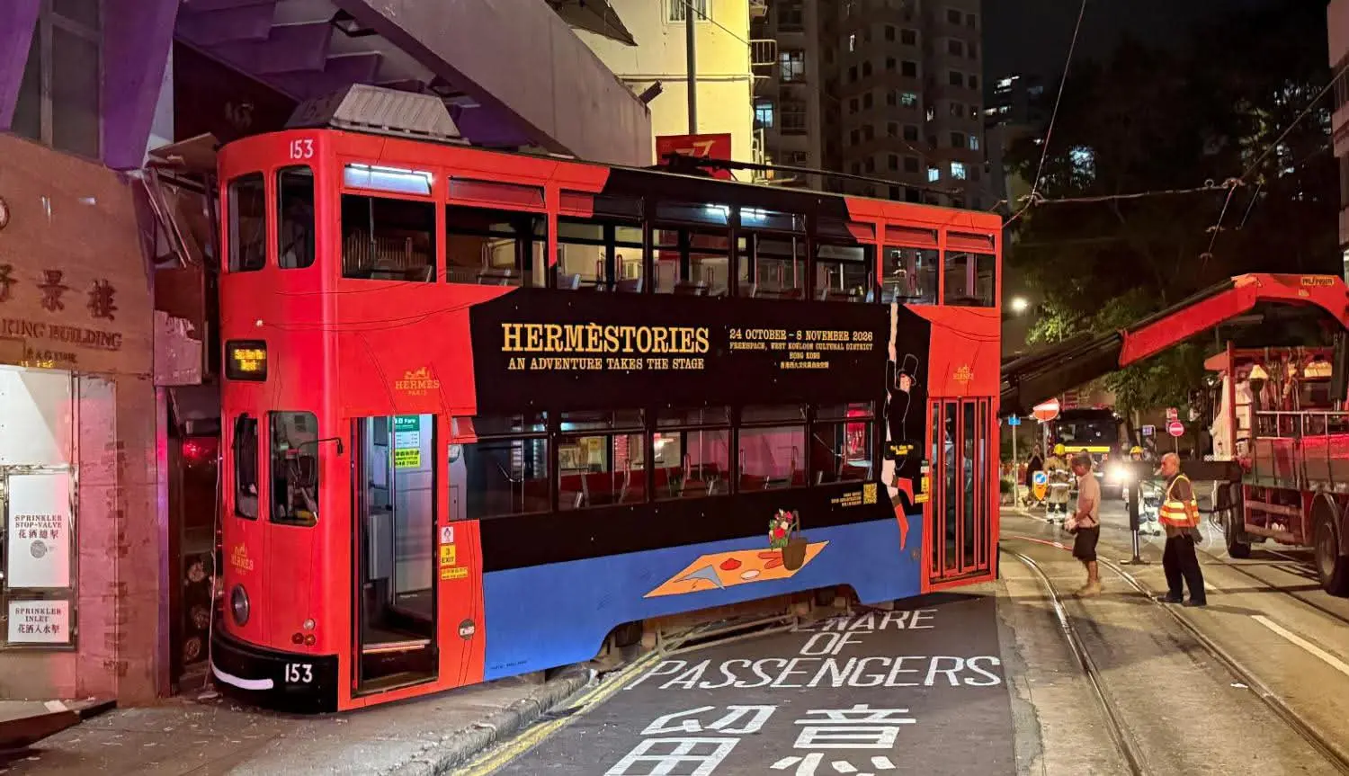 網友拍攝到的電車甩軌現場畫面。（lepetitprince33313＠threads）