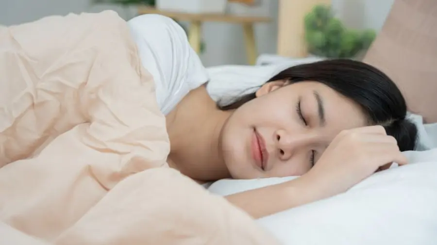 睡眠是最強的免疫修復術，免疫細胞在夜間活躍，尤其是深層睡眠時身體會分泌修復荷爾蒙，清除老化與異常細胞。