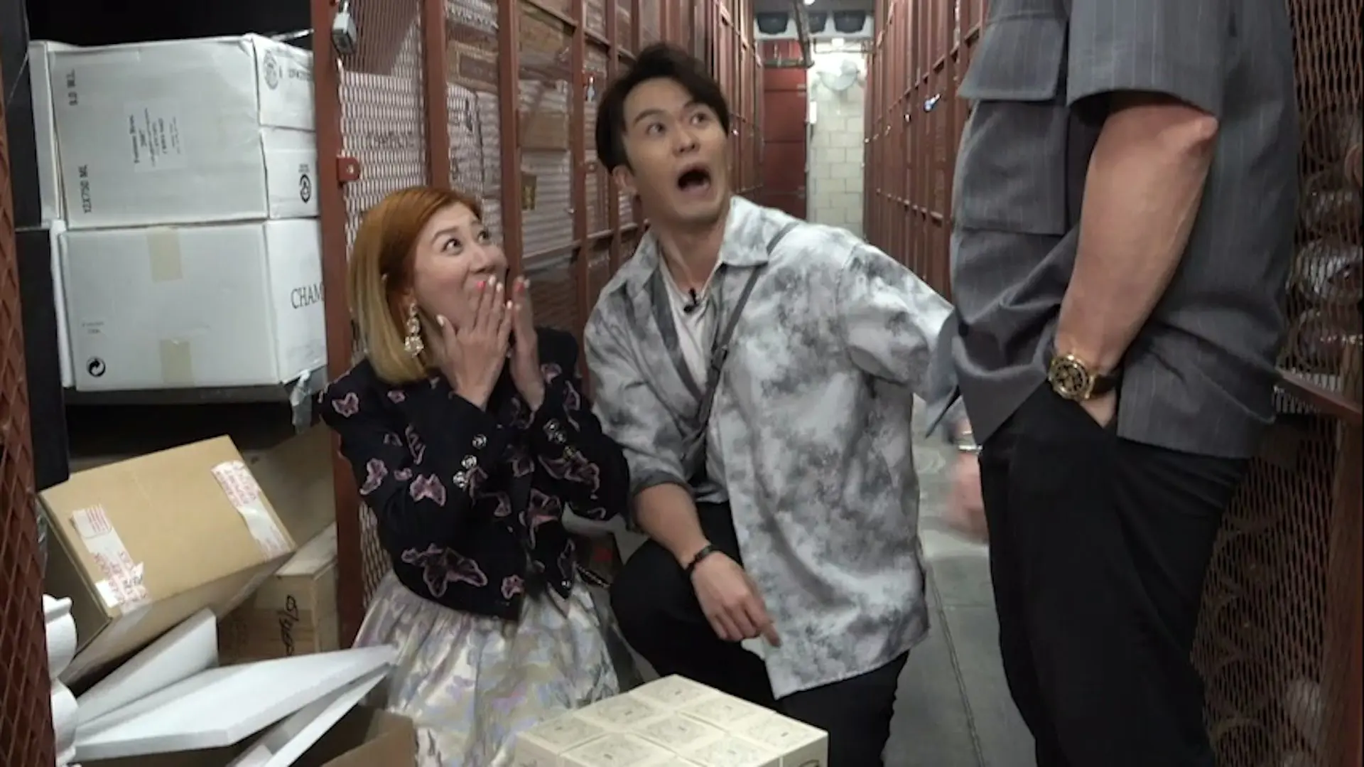 1月20日的內容同樣精彩，二人走訪名酒收藏家Daniel的住所，參觀其珍藏逾1.2萬支紅酒的酒庫，當中不僅有名酒莊佳釀，更有三支1918年份的絕版紅酒及珍品級9格禮盒裝藏品，令愛好紅酒的鄭衍峰直言仿如置身天堂。(圖：TVB)