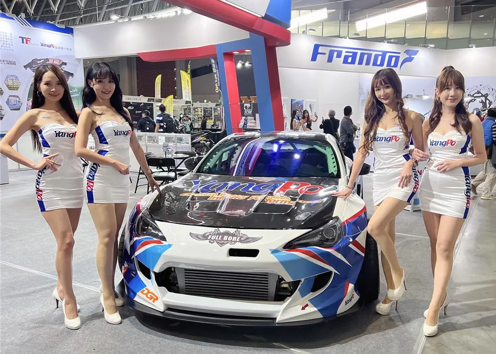 「2024台南車展」26日至29日一連4天在大台南會展中心登場，現場火辣的Show girl炒熱氣氛。(中時新聞網)