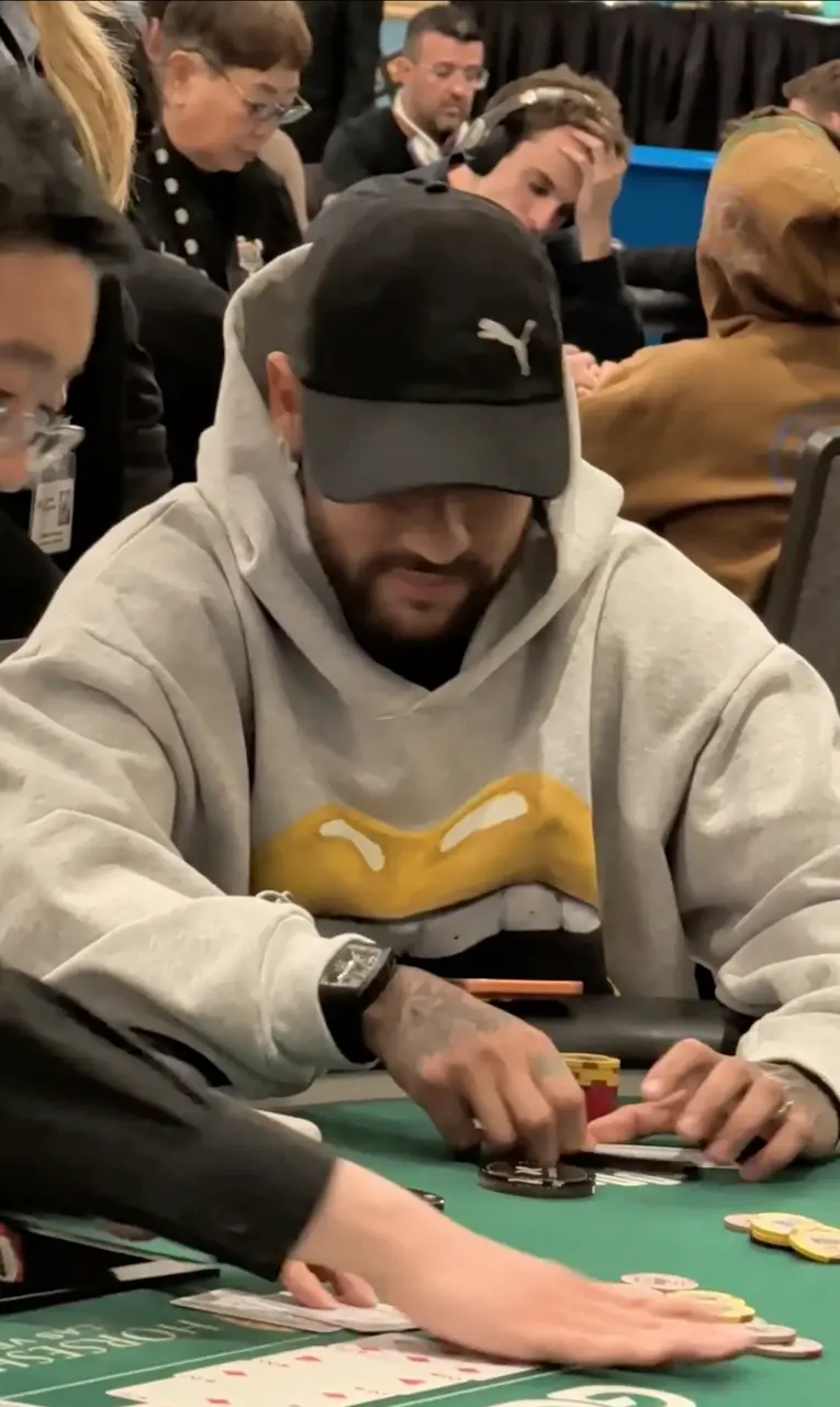 2026世界盃巴西早早出局後，34歲內馬爾轉戰拉斯維加斯WSOP撲克賽，報名費高達萬美元，首日便遭淘汰。他向來熱愛德州撲克，閒時打牌卻屢遭外界質疑職業態度。（來源：WSOP@X）
