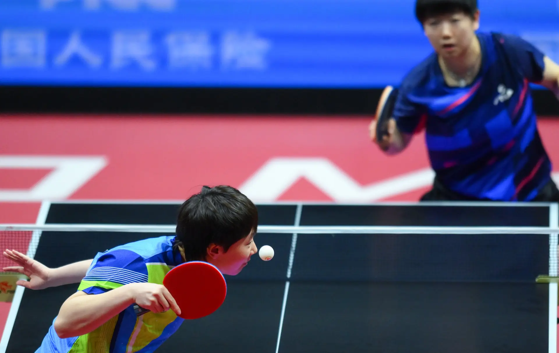 2025年11月16日晚，第十五屆全運會乒乓球女子單打決賽的賽場座無虛席，河北隊現「世一」孫穎莎與黑龍江隊上屆冠軍王曼昱的巔峰對決，讓現場歡呼聲從熱身環節就未曾停歇。(圖：新華社)