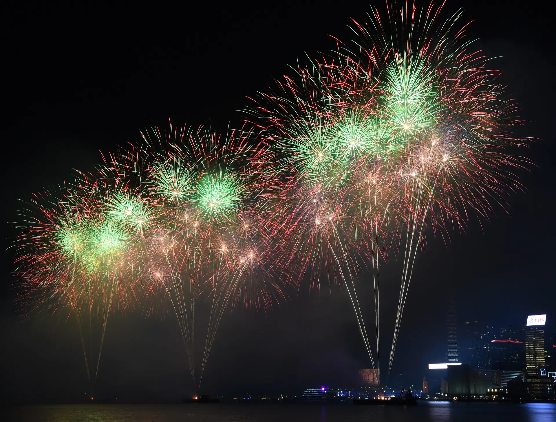 「維港煙花 閃耀中華」主題煙花匯演在維多利亞港上空璀璨上演。(圖：新華社)