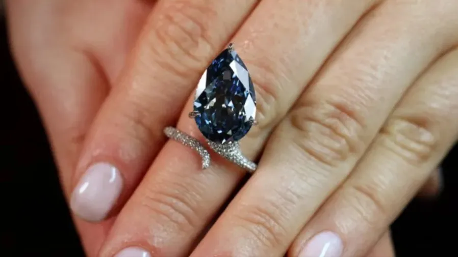 佳士得「麥隆藍鑽」2560萬美元拍出，雖低於十年紀錄依舊閃耀的封面圖片