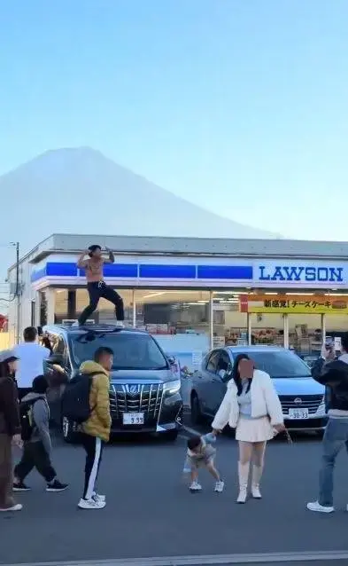 後來帕佛（Jack Papho）的妻子公開回應，說自己曾多次勸阻丈夫，但效果甚微，還請求外界不要把責怪的矛頭指向他們的孩子。（來源：AsianDawn4@X）