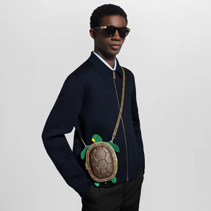 最近，LV 又雙叒叕放大招，在官網上架了一款讓人驚掉下巴的迷你「烏龜包」，售價高達 2.46 萬元人民幣！（來源：LV官網）