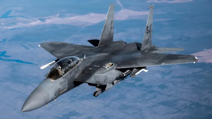 美軍 F-15E 戰機 + 林肯號航母大規模集結中東 劍指伊朗？的封面圖片