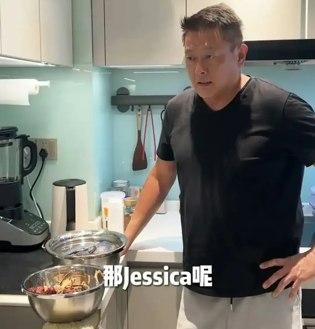片中，魏駿傑一邊處理湯料一邊對鏡頭坦言：「我女兒跟普通女孩一樣，每個月都有唔方便嘅時候，從秋天還沒開始冷便開始補。」他更逐一展示湯料，細心示範養生湯的煲煮方法。(圖：魏駿傑@抖音)