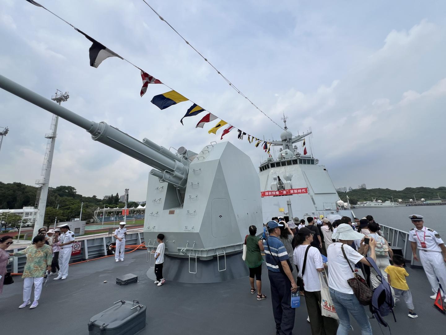 艦上的海軍熱情為香港市民介紹「湛江」艦船上設備。(圖:陳杰)