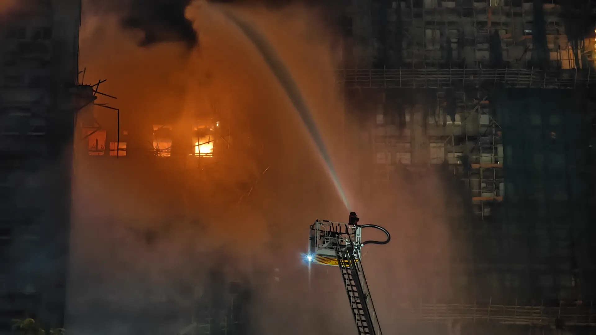 對此，有保險業內人士向傳媒分析，大廈處於維修施工期間，業主立案法團購買的公眾責任保險至關重要，可應對施工疏忽引發的財損及傷亡索償。(圖：新華社)