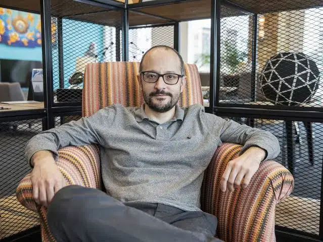 46歲俄籍數學博士Alex Gerko，憑藉XTX Markets的AI量化做市系統，一年股權估值大增72.61億英鎊，以160.06億英鎊身家登上2026英國富豪榜第8位。（截圖來源：This is Money）