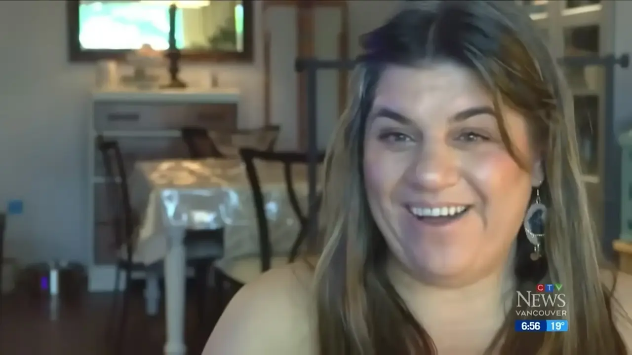 加拿大女子莉亞（Leah Wilson）出手營救卡在屋頂排水槽的烏鴉，事後陸續收到鳥兒送上的羽毛、枝條等謝禮，連出門遛狗都有烏鴉群全程護送。（來源：CTV News@YouTube）