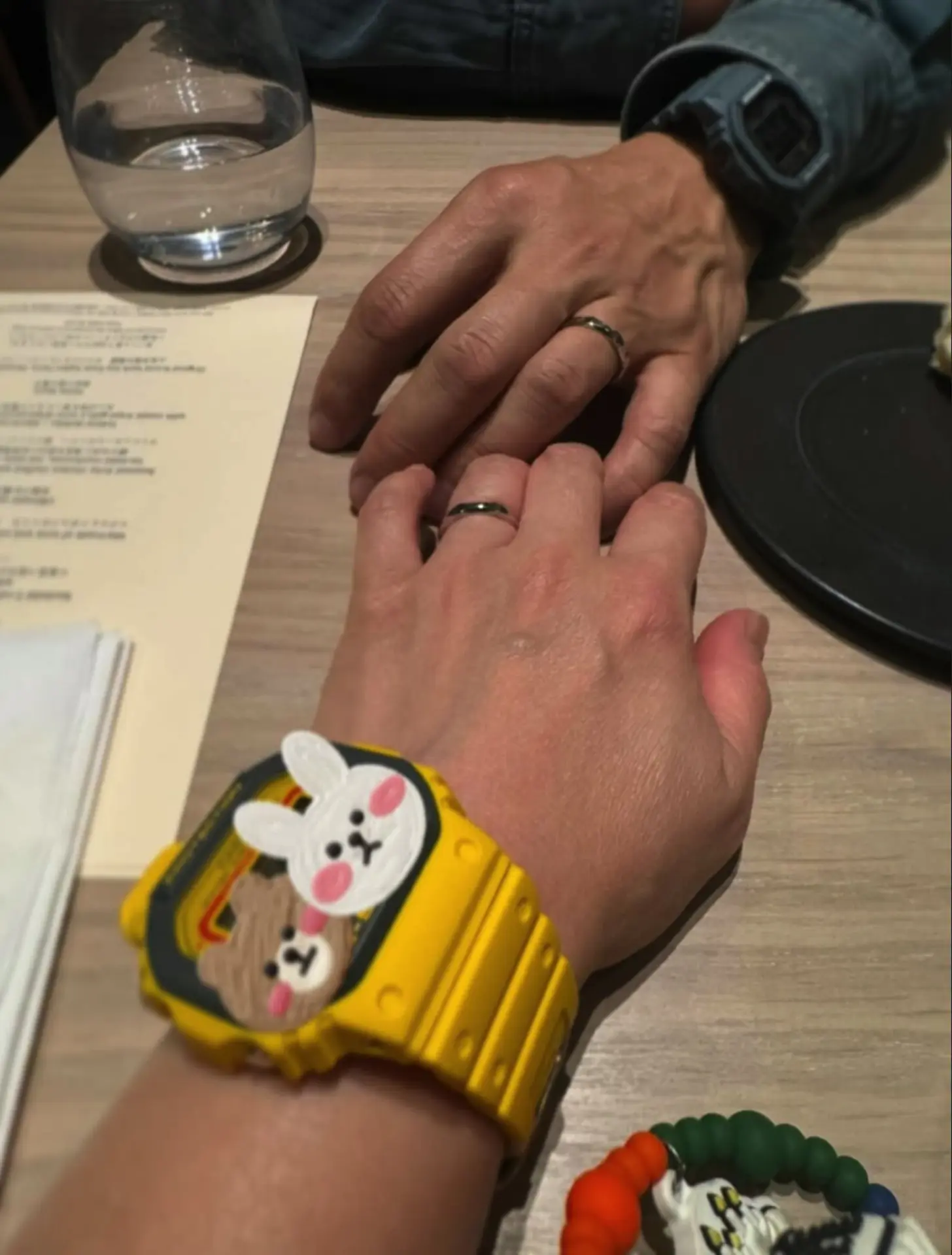 55歲前商台金牌DJ阮小儀於12月25日無預警在社交平台公布結婚消息，上載一張與丈夫輕輕碰指的合照，二人手上均佩戴婚戒，更配上情侶錶，畫面溫馨甜蜜。(圖：Kitty Yuen Siu Yee 阮小儀@FB)