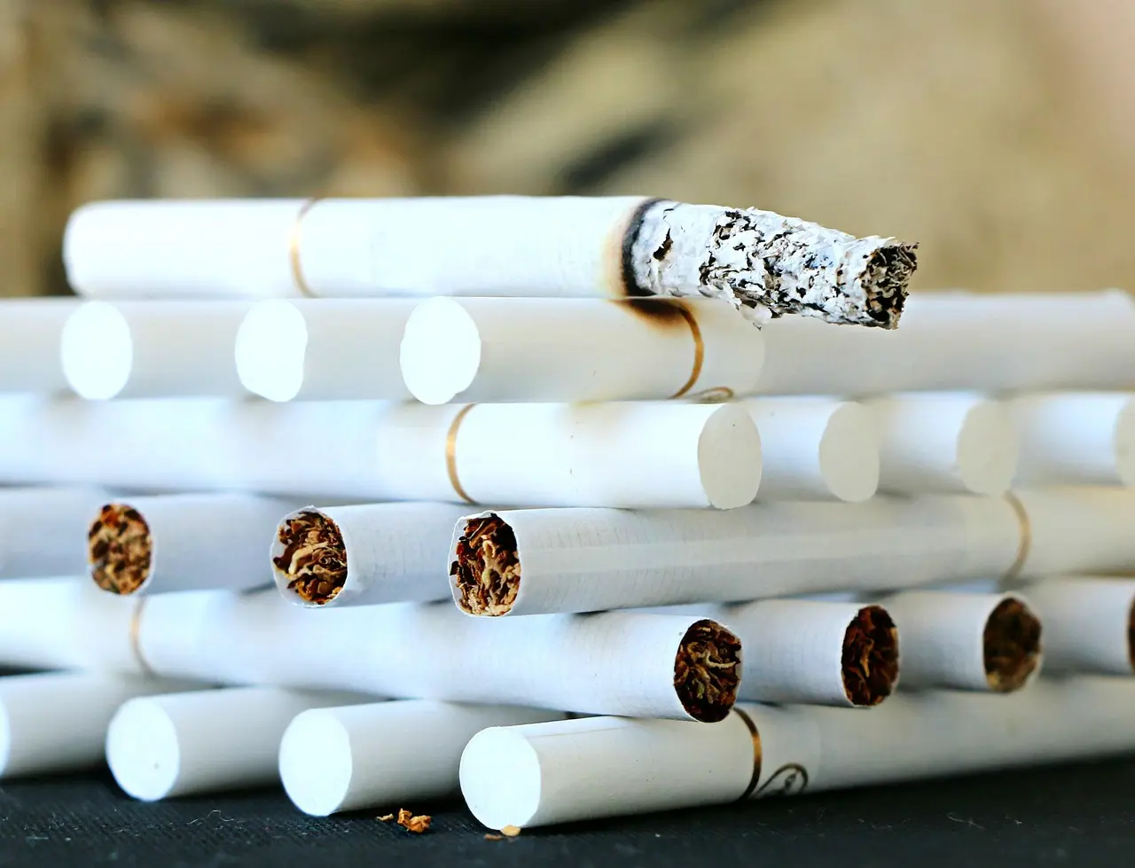 英國《菸草與電子菸法案（Tobacco and Vapes Bill）》完成國會審議，規定2009年後出生者終身不得合法購菸，同步強化電子菸管制，旨在打造無煙世代、減輕醫療壓力。（示意圖來源：pixabay）
