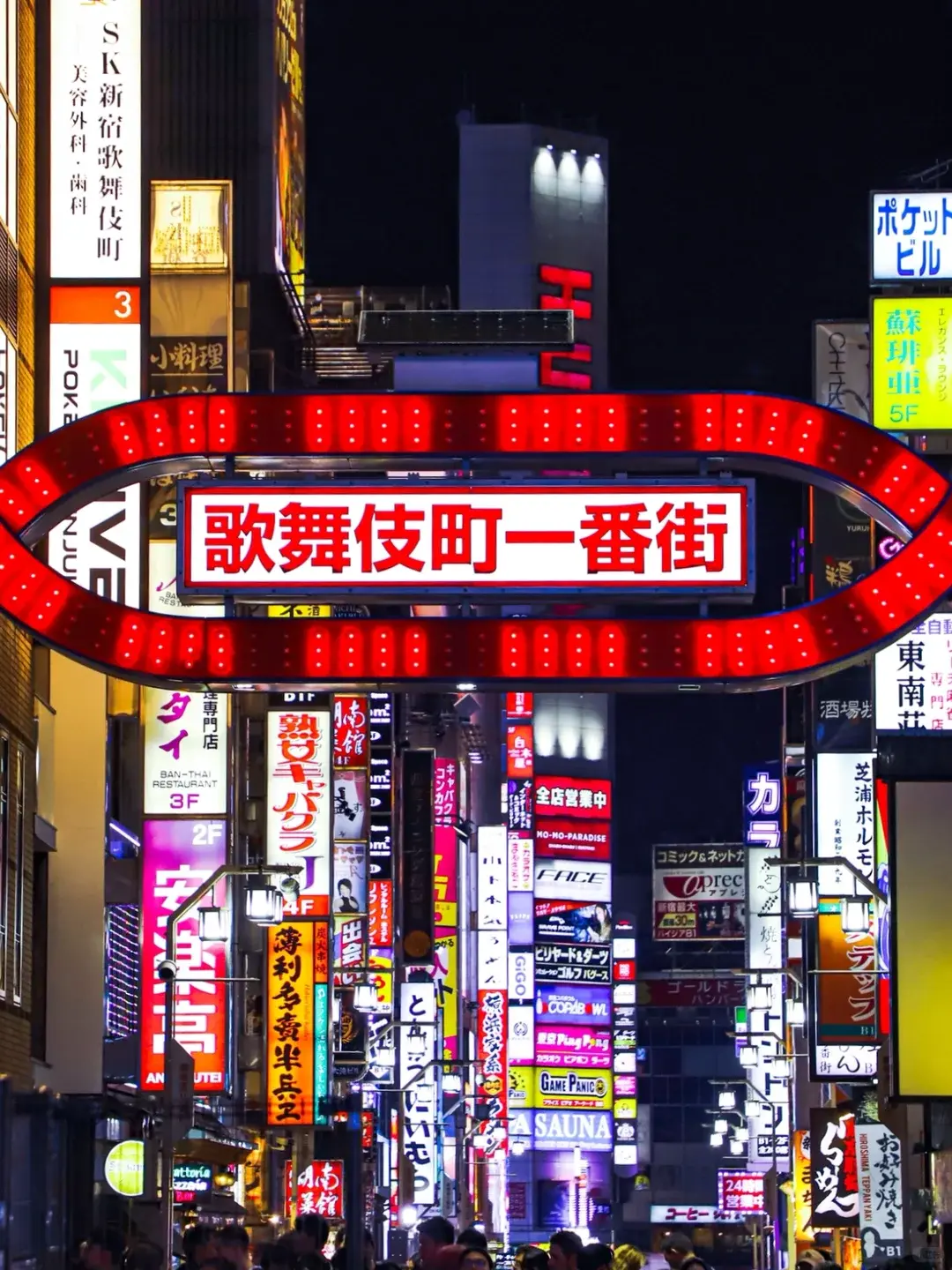 日本風俗業年產值高達五萬億日圓，規模幾乎與國防預算持平，AV產量更佔全球八成，便利商店的成人雜誌區、通勤族隨手購買的習慣，都成了日常一部分。（示意圖來源：小紅書網友）