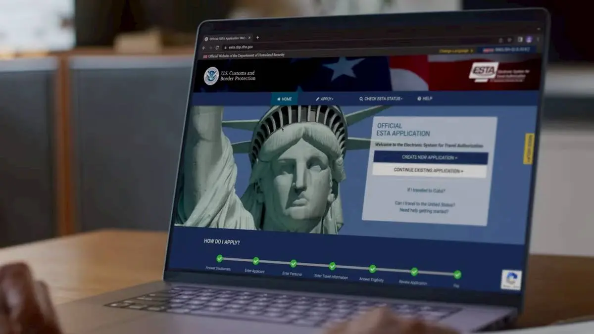 新要求同時涵蓋現時可憑電子旅行授權免簽證訪美90日的約40個國家及地區。（CBP 影片截圖）