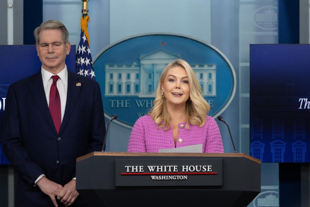 4月29日，美國白宮新聞秘書萊維特（右）與財政部長貝森特在白宮出席記者會。萊維特批評亞馬遜計劃就商品售價標注加征關稅成本的做法是「敵對且政治化的行為」。(新華社)