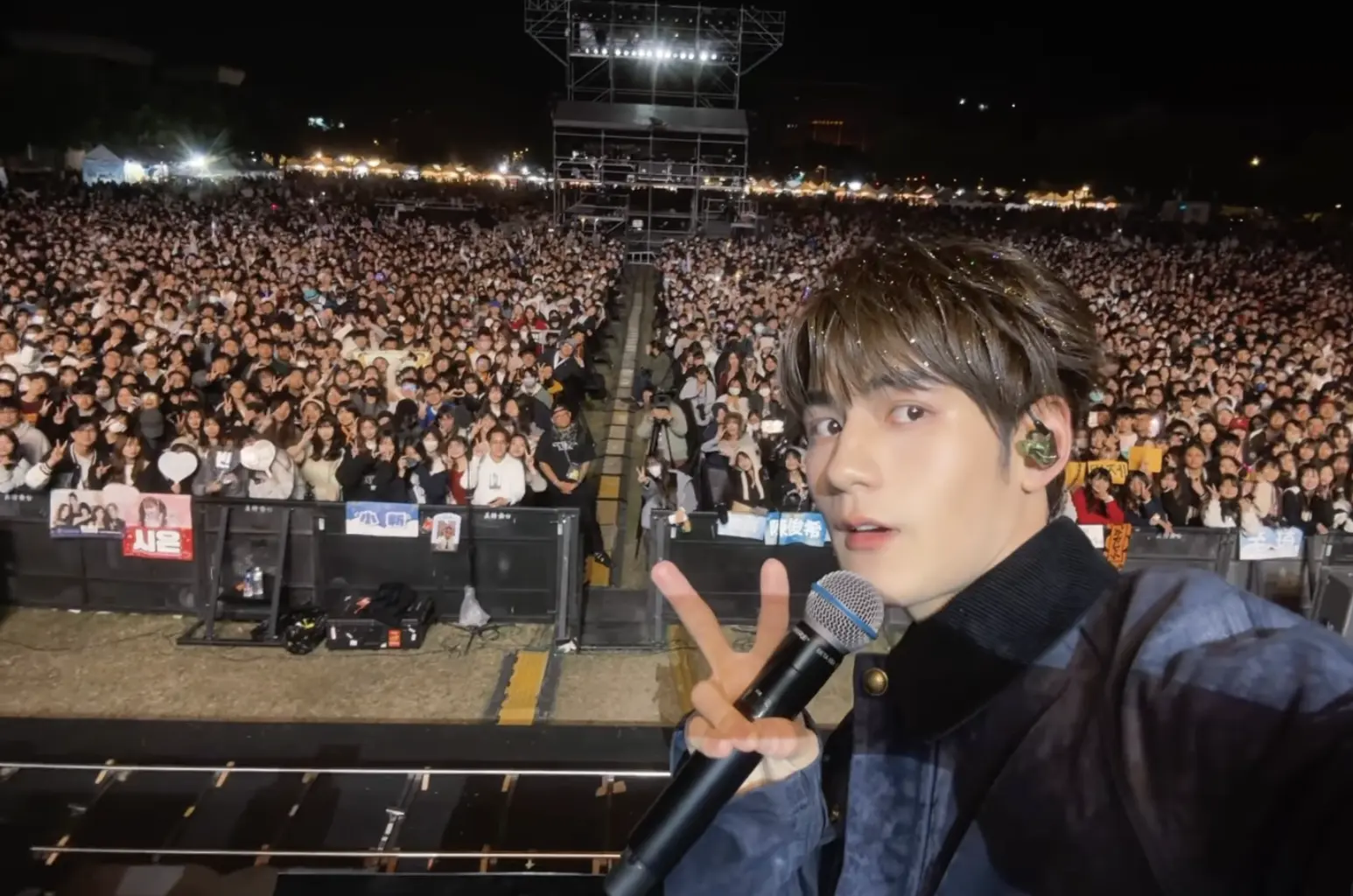 為了拉近與台灣觀眾的距離，魏浚笙登場後率先自我介紹，隨即哼唱盧廣仲台語歌曲《魚仔》的片段，瞬間炒熱現場氣氛，引發全場觀眾尖叫吶喊。(圖：Jeffrey Ngai 魏浚笙 @FB)