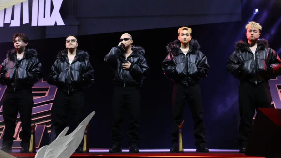 叱咤2025｜湯令山《用背脊唱情歌》奪至尊歌 林海峰創意頒獎成經典 舞台演繹「令山轉」獲掌聲的封面圖片