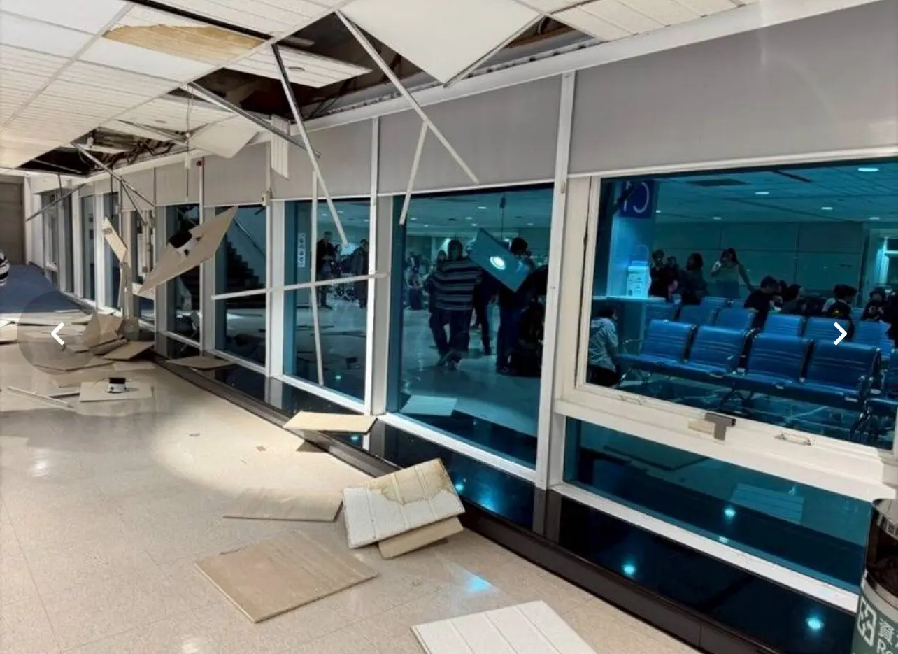 桃園機場第二客運大樓部分候機室及行李領取區，有鋼架天花板跌下。（圖記者爆料網Facebook）