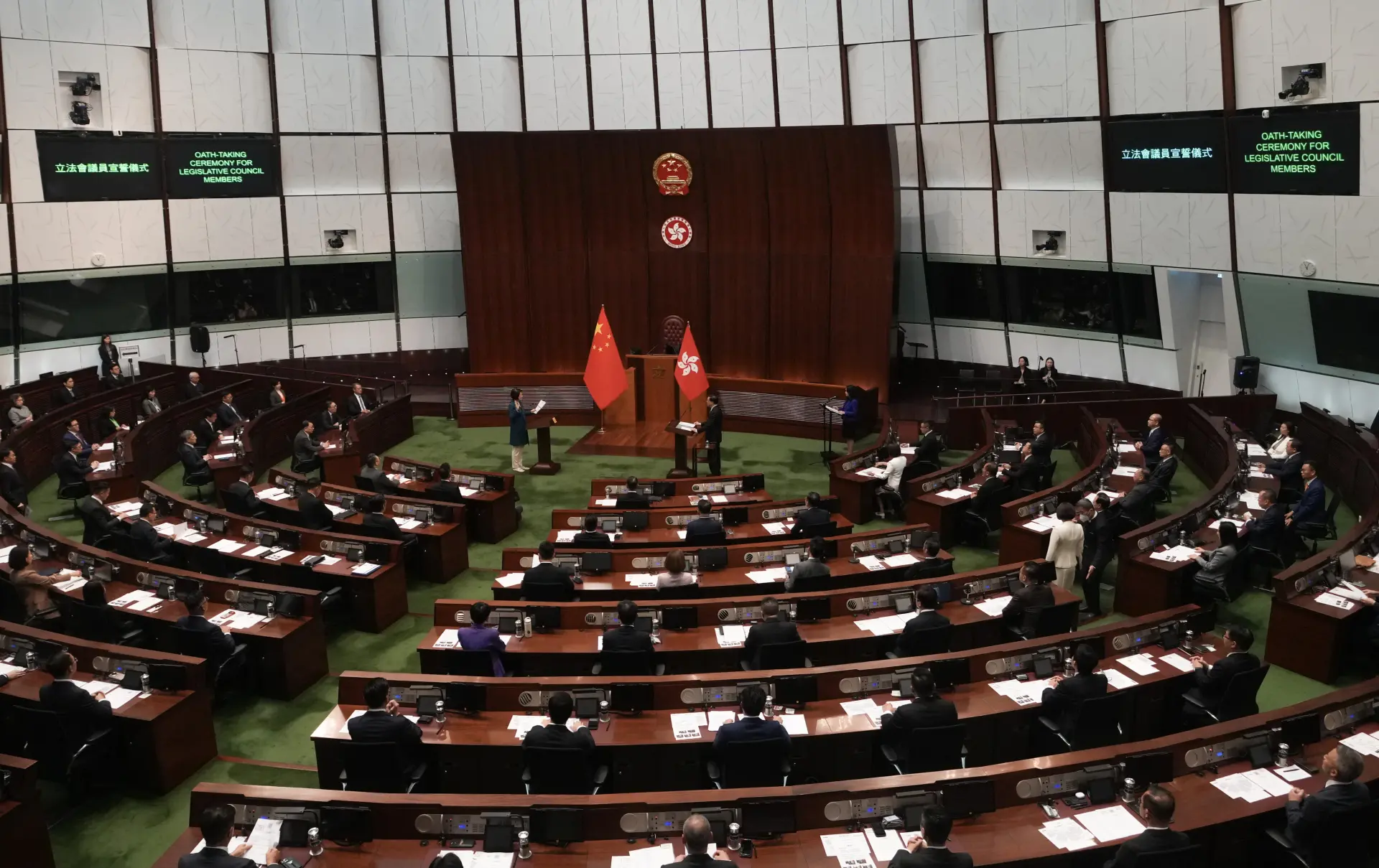 時間表方面，政府計劃今年中把主體法例連同部分成熟的附屬法例草稿一併提交立法會，爭取於年底前後通過主體法例，之後再按「先訂立、後審議」形式處理附屬法例，並預留不少於「28+21日」的審議期。(圖：新華社) 