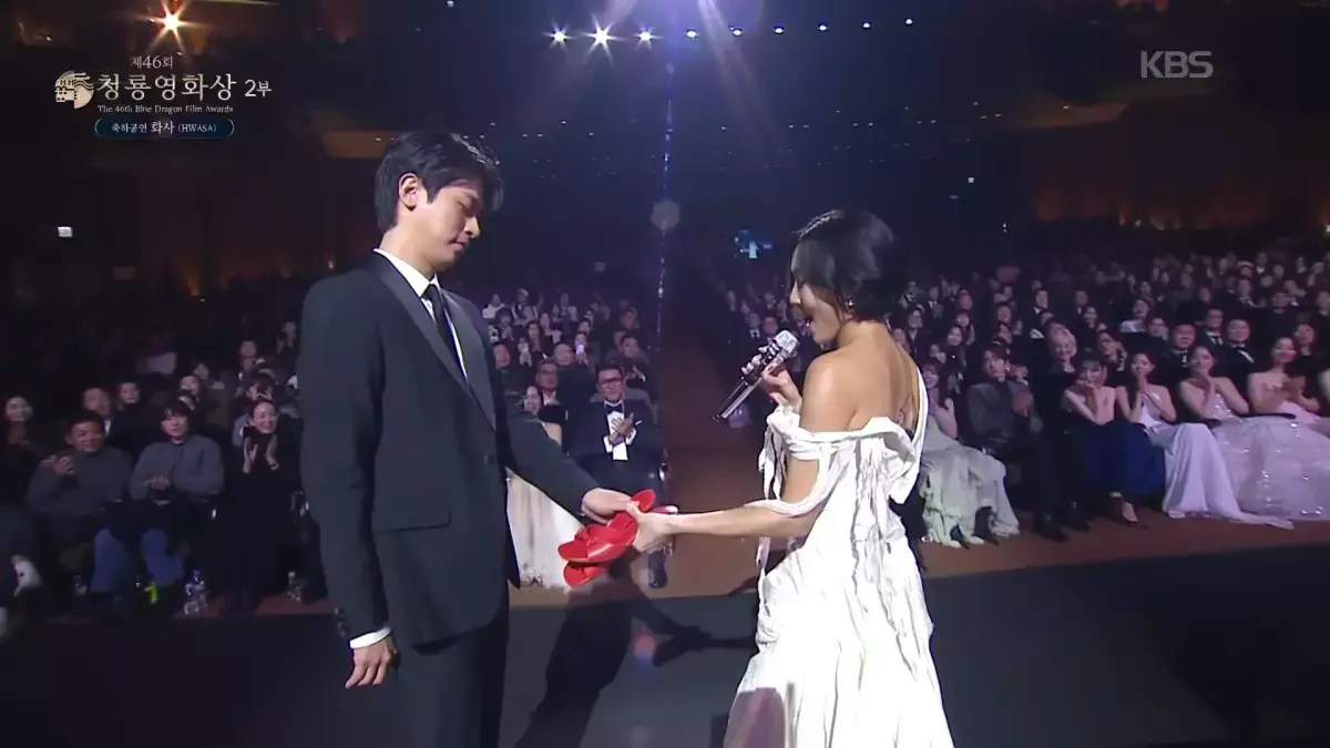 表演片段在網上傳播後，迅速席捲韓國社交平台，相關剪輯單日點擊量輕鬆破千萬。網友們紛紛留言調侃：「華莎和朴正民把觀看表演的演員變成婚禮賓客」「現在五千萬女性都為之瘋狂，正民求求你演次愛情劇」。(圖：視頻截圖)