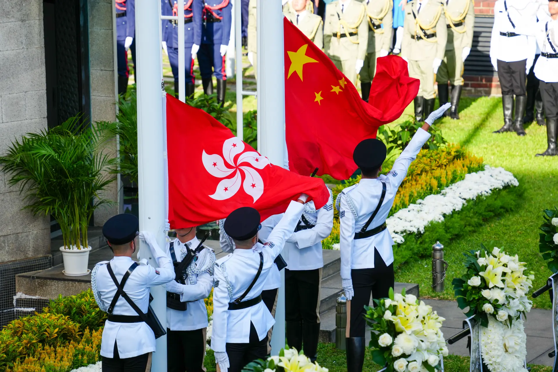 青年興則香港興，青年強則國家強。希望年輕一代能從此案中深刻體認：愛國是本分，守法是責任，團結是出路。唯有堅守「一國」之本，善用「兩制」之利，香港才能在國家發展大局中發揮不可替代的作用。(圖：新華社)
