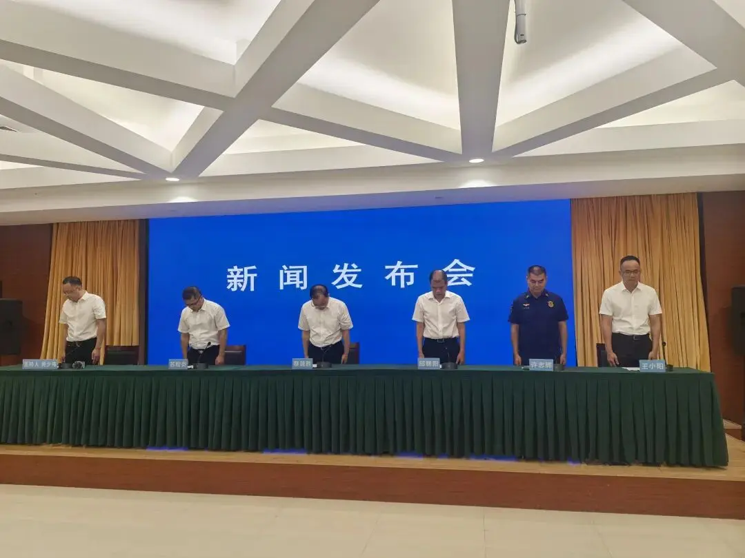 新聞發布會開始前，全體人員向遇難者默哀。