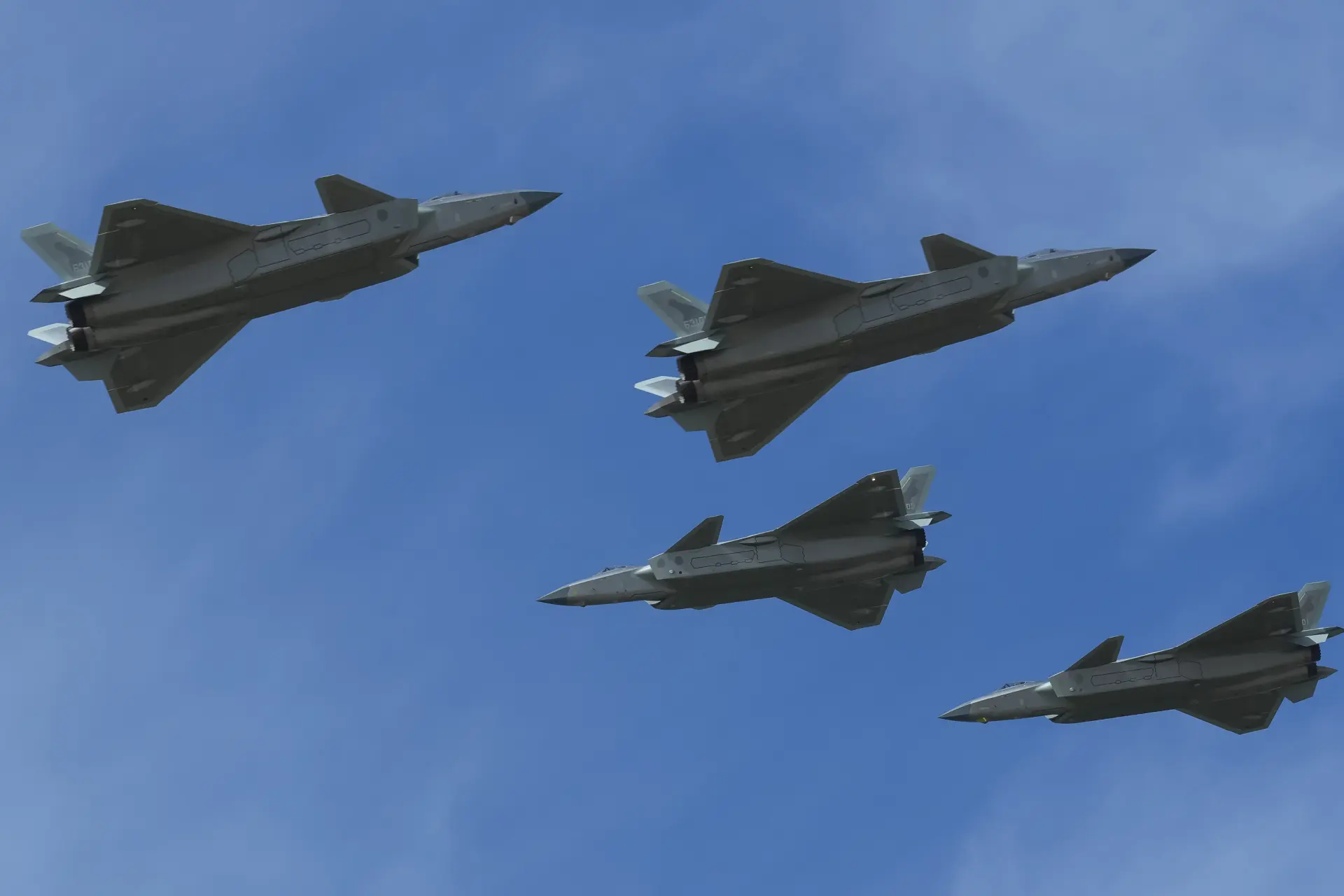 中國長期將資源優先投資於海軍、航空、導彈領域，所以能成功的在短時間內，研製出具有世界先進水平的殲 -20與殲 -35隱形戰機，標誌著中國空軍躋身全球第一梯隊。(圖：新華社)