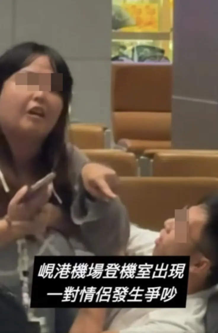 據網民「Tommytcw Tang」在 Facebook 發文及短片披露，涉事航班為香港快運原定晚上 7 時 25 分起飛的航班。當日傍晚 6 時 49 分，這對準備回港的情侶已在候機室爆發爭執。​(圖：視頻翻攝)