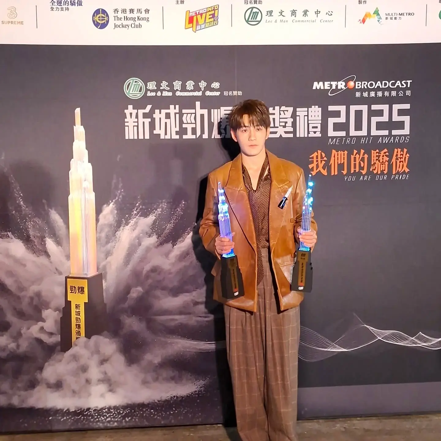 魏浚笙則高興收穫兩個半獎項，直言來年會更加努力；對於近期流傳的與女友結婚傳聞，他澄清想法早有，但尚未付諸行動，承諾結婚會通知大眾，並笑言要努力賺錢儲老婆本，獎勵女友注重「物輕情義重」。(圖：Metro Broadcast@FB)