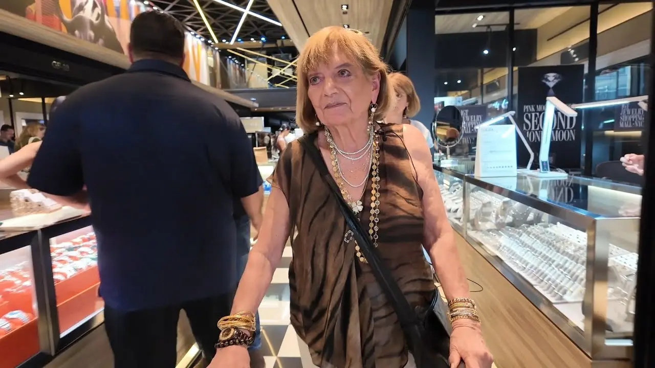 美國101歲的安傑萊蒂（Anne Angeletti）堅持每週6天為家族珠寶店Curiosity Jewelers奔波，直言「退休就會死去」。（視頻截圖來源： Eyewitness News ABC7NY@YouTube）