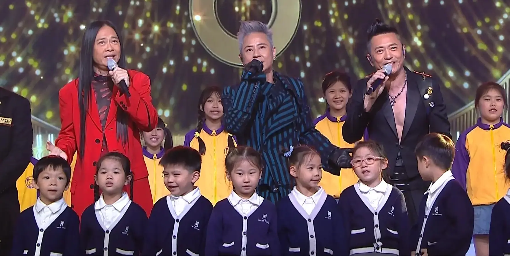 三子在後台受訪時透露，近期除了密鑼緊鼓地為演唱會練歌排舞，更即將於下星期出發前往新加坡，繼續其《RE：GRASSHOPPER》世界巡迴演唱會的旅程。(圖：視頻翻攝)