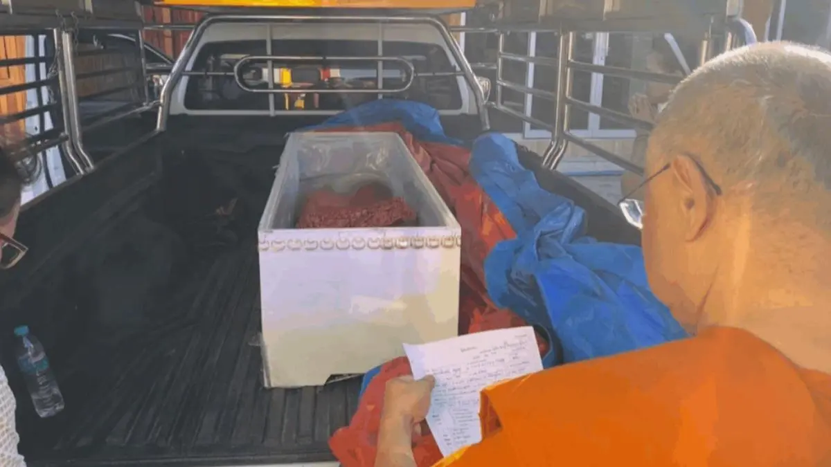 泰國一名 65 歲的阿嬤，差點就成了火化爐裡的一縷青煙，卻靠著最後一口氣敲響棺材，上演了一齣「死而復生」的驚奇戲碼。（來源：matichon）