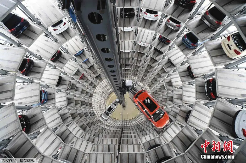 位於德國沃爾夫斯堡的大眾汽車生產線，層層疊落的汽車交付塔似萬花筒甚是壯觀。(中新網)